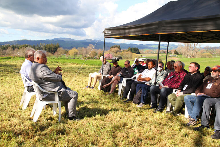 Looking toward Oraakau battle site in the mid-distance and Maungatautari behind, Ngāti Maniapoto historian Kaawhia Muraahi shares the history. 