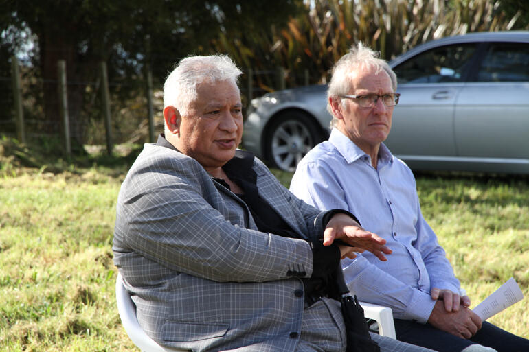 Ngāti Maniapoto historian Kaawhia Muraahi shares the story of the battle at Oraakau on 2 April 1864, as Pākehā farmer Chris Kay looks on.